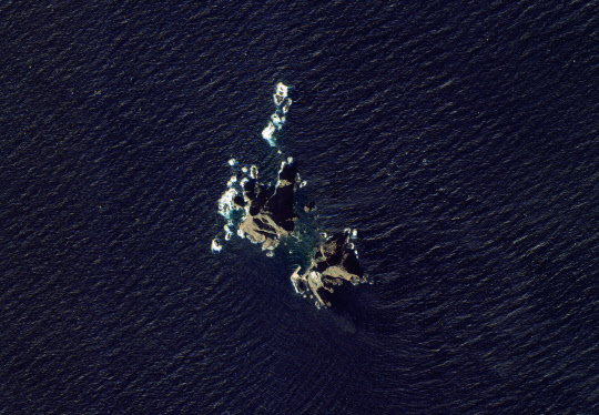 해상도 55㎝급 고해상도 전자광학카메라와 적외선 센서를 이용해 아리랑위성 3A호가 지난 8일 촬영한 독도의 가을 모습으로, 하얀 파도와 동도에 설치된 헬리콥터 등이 선명하게 보인다.  항우연 제공